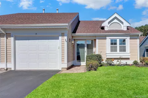 13 Oakdale Ct, Ridge, NY 11961