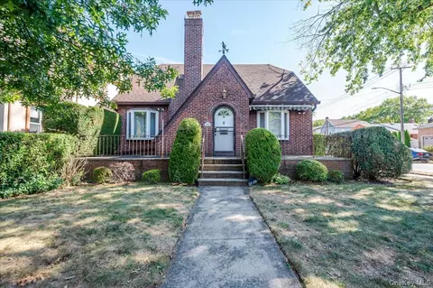 27-19 Murray St, Flushing, NY 11354