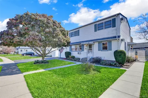 123 Cottage Blvd, Hicksville, NY 11801