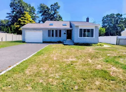 193 Connetquot Rd, Bayport, NY 11705