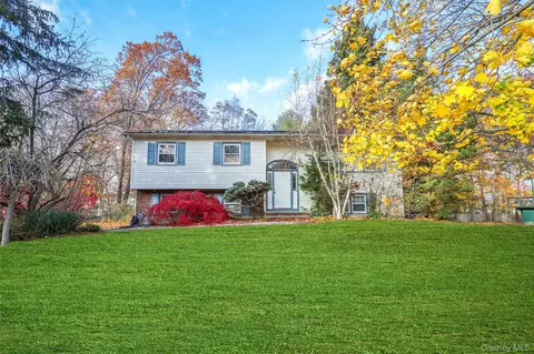 29 Strathmore Dr, Clarkstown, NY 10956
