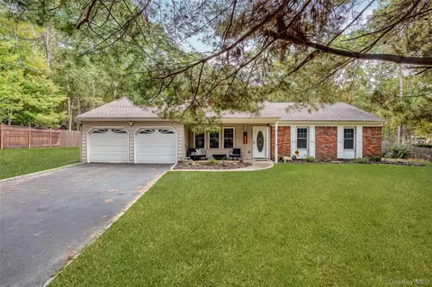 11 Cobblestone Dr, Ridge, NY 11961