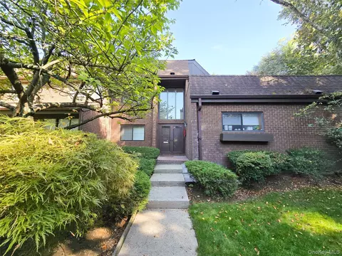 54 Acorn Ponds Dr #271, North Hempstead, NY 11576