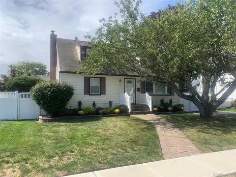 18 Hitchcock Ln, Farmingdale, NY 11735