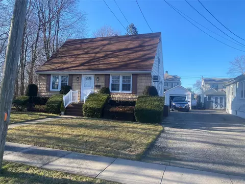 211 Mineola Ave, North Hempstead, NY 11514