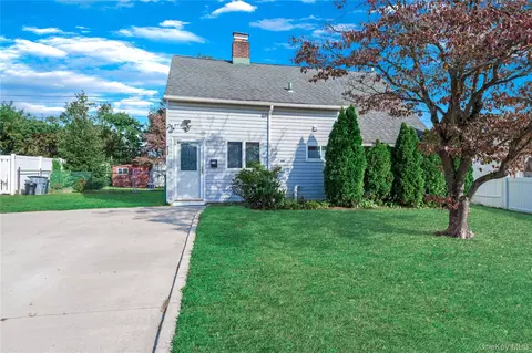 71 Chimney Ln, Levittown, NY 11756