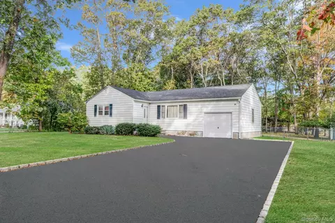 175 Pleasant St, Ronkonkoma, NY 11779