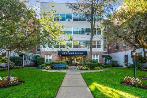 40 Schenck Ave #1L, North Hempstead, NY 11021