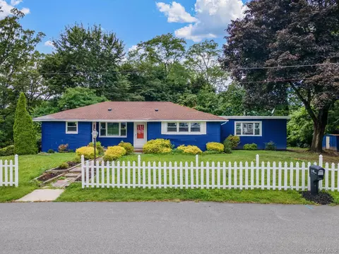 14 Windsor Dr, New Windsor, NY 12553