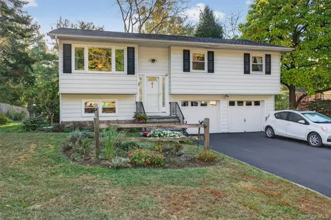 102 Sutton Park Rd, Poughkeepsie, NY 12603