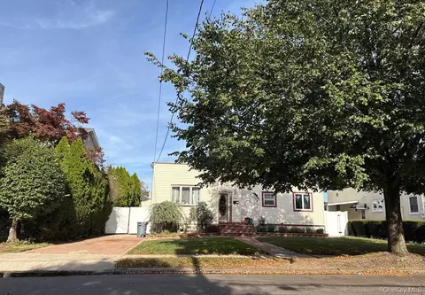 163 Wynsum Ave, Merrick, NY 11566