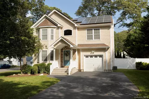 39 Mcgaw Ave, Lake Grove, NY 11755