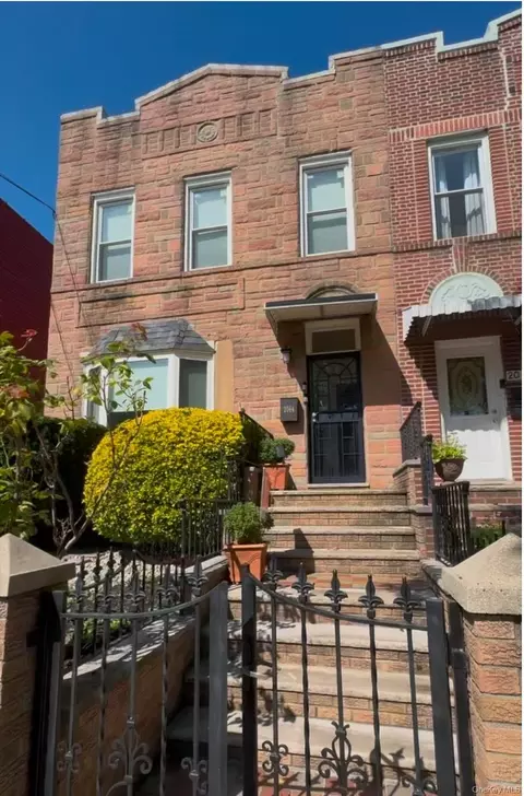 2064 46th St, Astoria, NY 11105