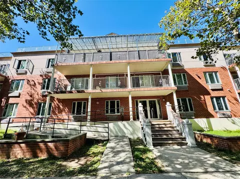 64-34 Grand Central Pkwy #1E, Forest Hills, NY 11375