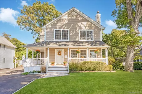 43 Pine St, Sayville, NY 11782