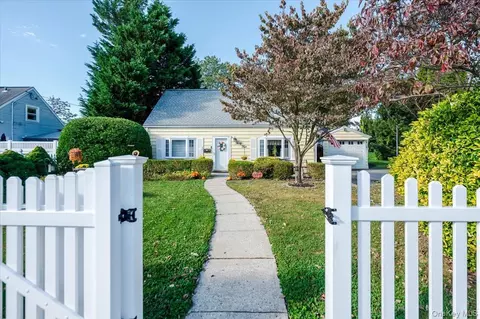34 Curve Ln, Levittown, NY 11756