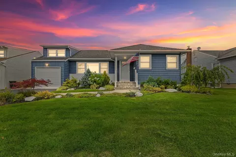 530 N Hawthorne St, Massapequa, NY 11758