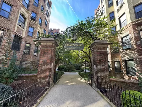 762 Brady Ave #221, New York, NY 10462