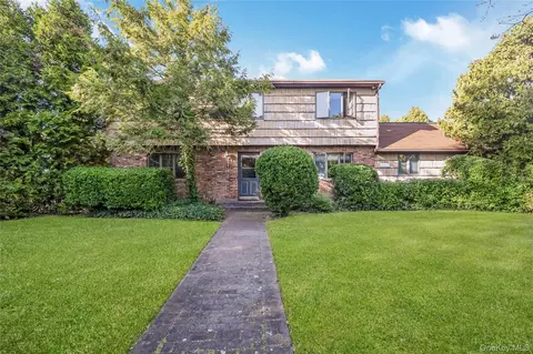 1 Wunaquit Dr, Bayville, NY 11709