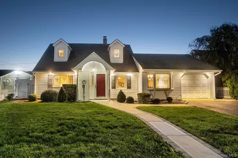 179 Swan Ln, Levittown, NY 11756