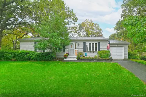 87 9th Ave, Holtsville, NY 11742