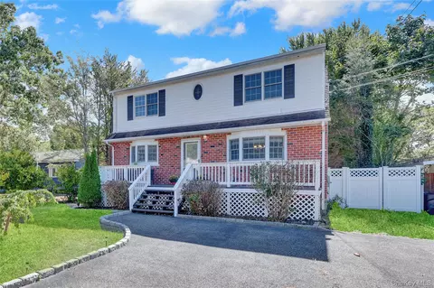 30 Kilroy Dr, Mastic, NY 11950