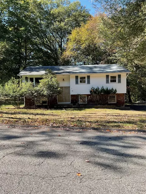 13 Thomsen Dr, Ramapo, NY 10952