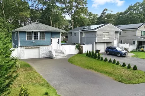 28 Ozark St, Ronkonkoma, NY 11779