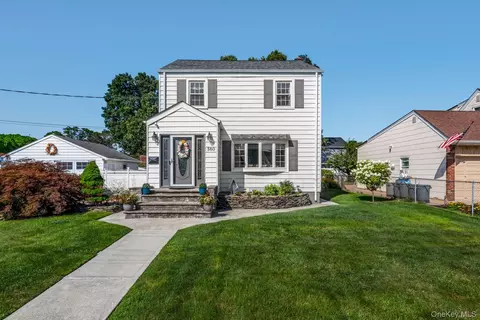 380 N Delaware Ave, Lindenhurst, NY 11757