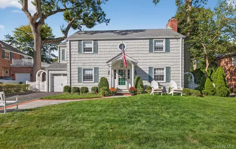 53 Eakins Rd, North Hempstead, NY 11030