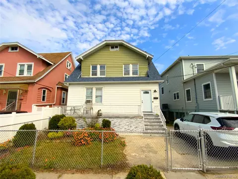 552 Beach 68th St, New York, NY 11692