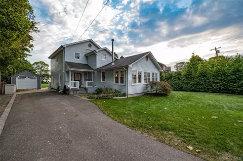 190 Academy St, Bayport, NY 11705