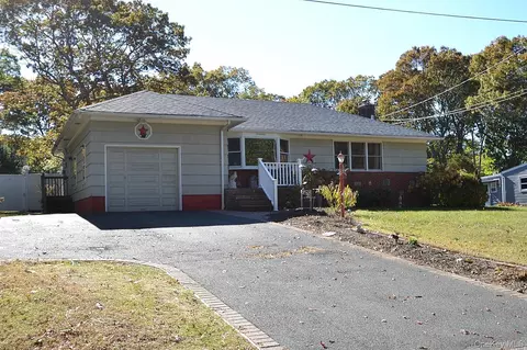 50 Tuscala St, Selden, NY 11784