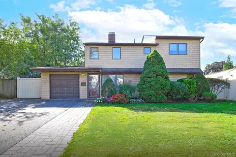 114 Twig Ln, Levittown, NY 11756