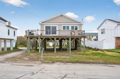 88 Bayview Ave W, Lindenhurst, NY 11757
