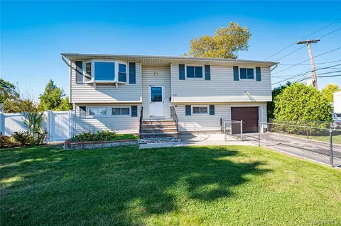 635 S Wellwood Ave, Lindenhurst, NY 11757