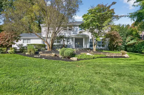 39 Hummingbird Dr, North Hempstead, NY 11576