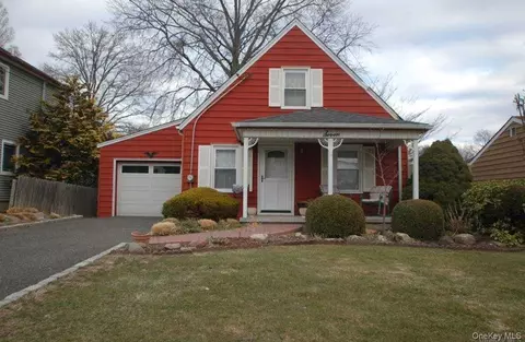 7 Miles Ave, North Hempstead, NY 11507