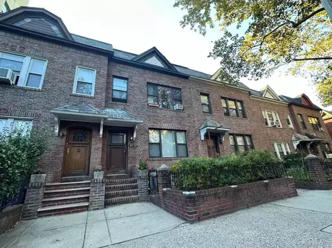 45-32 41st St, New York, NY 11104