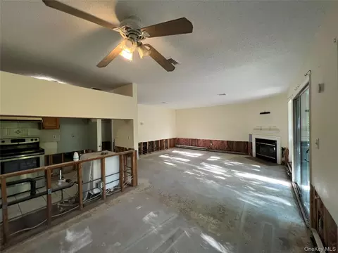 Living - 31 Bleakley Dr, Peekskill, NY 10566 photo 2 of 5