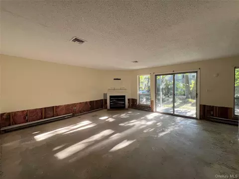 Living - 31 Bleakley Dr, Peekskill, NY 10566 photo 3 of 5