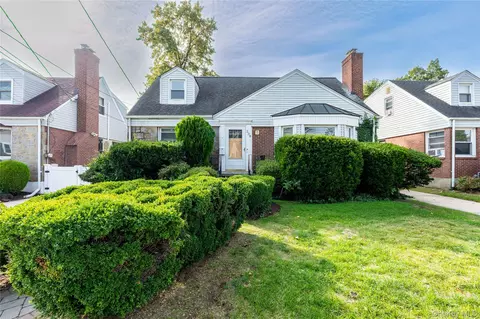 208 Dogwood Rd, Valley Stream, NY 11580