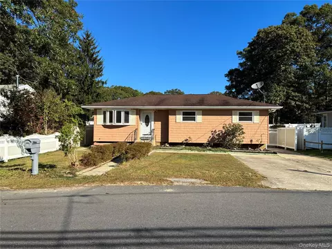 281 Fir Grove Rd, Ronkonkoma, NY 11779