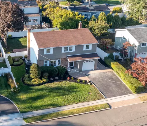 123 Erlanger Blvd, North Babylon, NY 11703