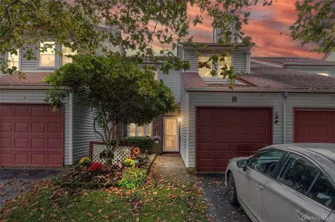 8 Potomac Ct, Coram, NY 11727