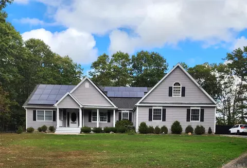 156 N Woods Rd, Calverton, NY 11933