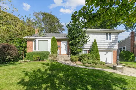 61 Mitchell Ave, Plainview, NY 11803