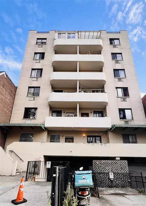 13338 Avery Ave #2RA, Flushing, NY 11355