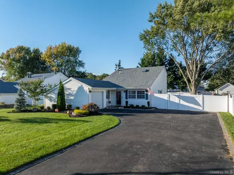 19 Carson Ln, Medford, NY 11763