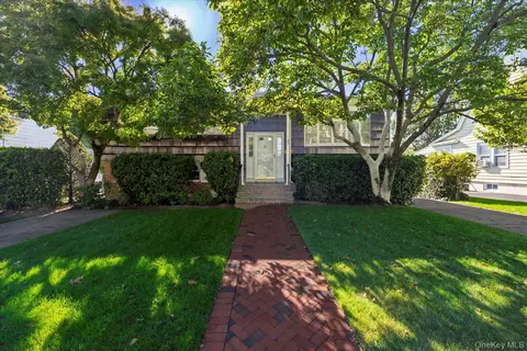 33 Starks Pl, Lynbrook, NY 11563